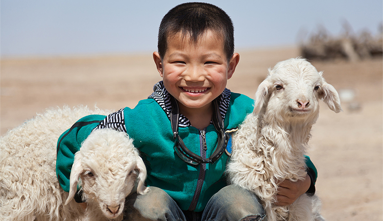 抱羊的小孩
